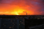 Spektakulre Sonnenuntergangs-Stimmung berm orangen Haus
