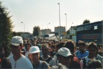 Schlange vor dem Messe-Eingang
